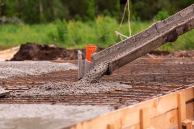 Beton karıştırıcının beton ya da beton döşemesi. Ev temelleri oluşturuluyor