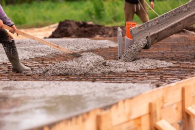 Beton karıştırıcının beton ya da beton döşemesi. Ev temelleri oluşturuluyor