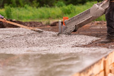 Beton karıştırıcının beton ya da beton döşemesi. Ev temelleri oluşturuluyor