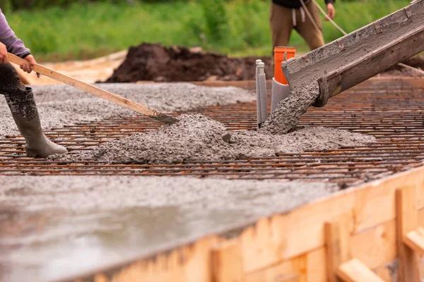 Posa Del Cemento Calcestruzzo Nella Cassaforma Fondazione Betoniera Costruire Casa — Foto Stock