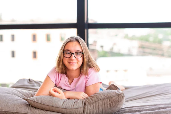 Schattig Tiener Meisje Het Bed Haar Kamer Ontspannen — Stockfoto