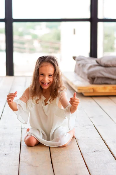 Charmig Liten Flicka Med Barnslig Hjärnförlamning Som Försöker Sitta Och — Stockfoto