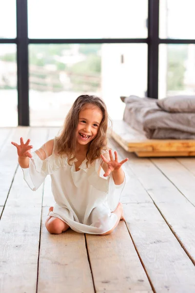 Encantadora Niña Con Parálisis Cerebral Infantil Tratando Sentarse Bailar Concepto —  Fotos de Stock