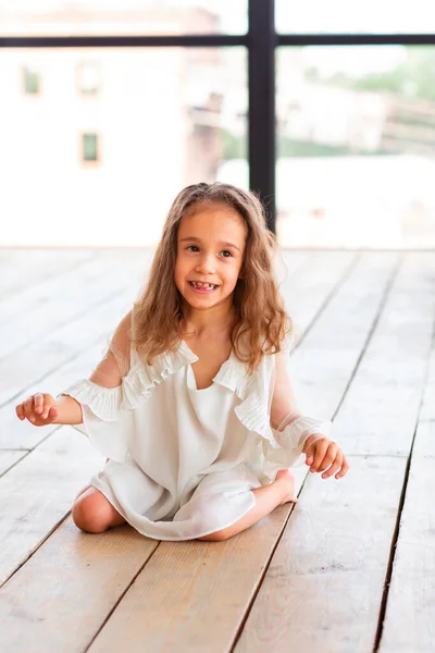 Encantadora Niña Con Parálisis Cerebral Infantil Tratando Sentarse Bailar Concepto — Foto de Stock