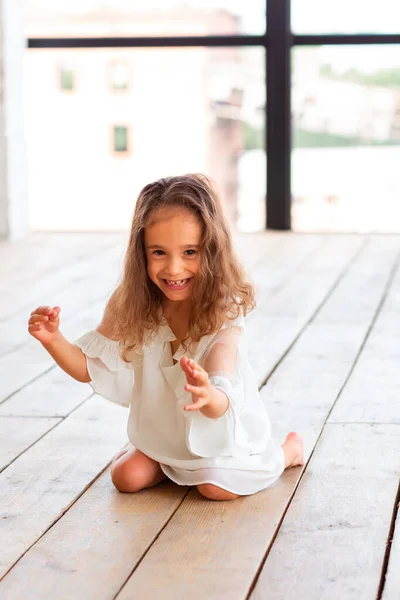 Menina Encantadora Com Paralisia Cerebral Infantil Tentando Sentar Dançar Conceito — Fotografia de Stock