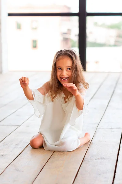 Charmig Liten Flicka Med Barnslig Hjärnförlamning Som Försöker Sitta Och — Stockfoto