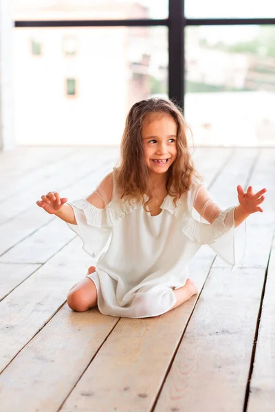 迷人的小女孩患有婴儿期脑瘫 试图坐下来跳舞 婴幼儿脑瘫的概念 — 图库照片