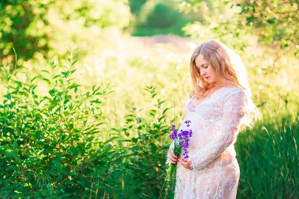 Vacker Ung Gravid Kvinna Avkopplande Naturen Vacker Solig Dag Med — Stockfoto