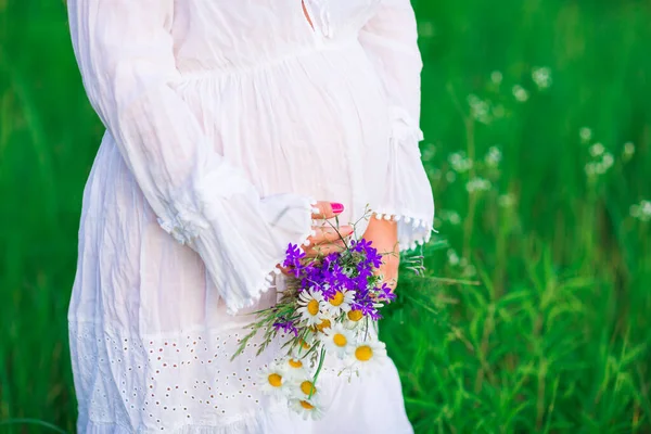 Vacker Ung Gravid Kvinna Koppla Naturen Vacker Solig Dag Närbild — Stockfoto