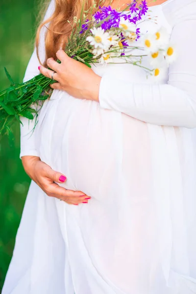 Frumoasă Femeie Însărcinată Tânără Relaxându Natură Într Frumoasă Însorită Închiderea — Fotografie, imagine de stoc