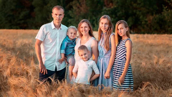 Happy Big Family Golden Wheat Field Sunset — Stock Photo, Image