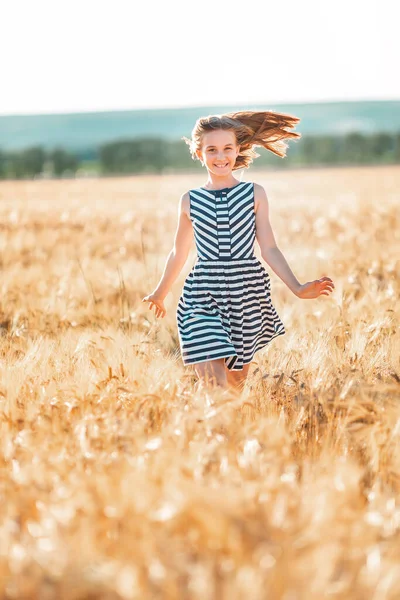 Ευτυχισμένο Έφηβο Όμορφο Κορίτσι Τρέχει Κάτω Χρυσό Χωράφι Σιτάρι Στο — Φωτογραφία Αρχείου
