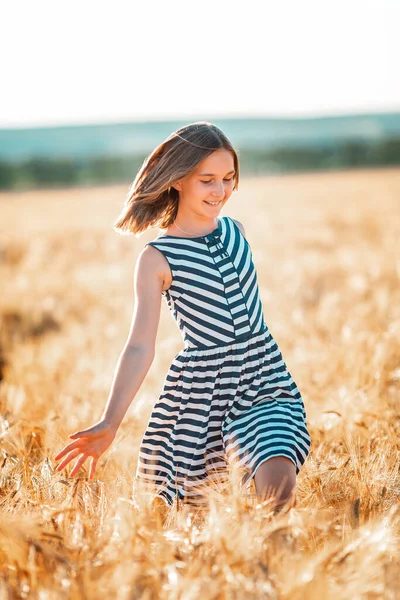 Ευτυχισμένο Έφηβο Όμορφο Κορίτσι Τρέχει Κάτω Χρυσό Χωράφι Σιτάρι Στο — Φωτογραφία Αρχείου