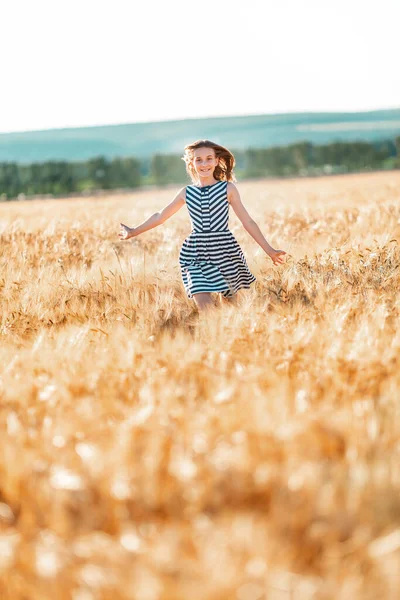Menina Bonita Adolescente Feliz Correndo Para Baixo Campo Trigo Dourado — Fotografia de Stock