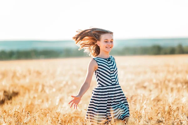 Feliz Adolescente Hermosa Chica Corriendo Por Campo Trigo Oro Atardecer —  Fotos de Stock