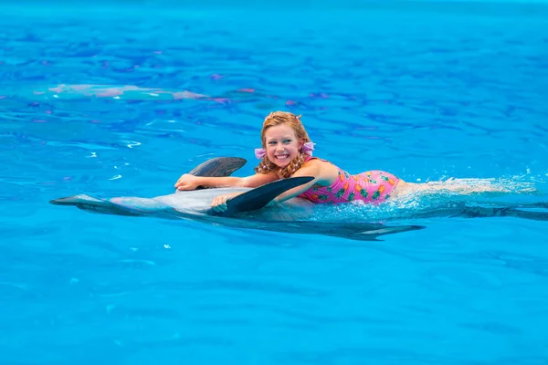 Gelukkig Meisje Zwemmen Met Dolfijnen Dolfinarium Zwemmen Zwemmen Communiceren Met — Stockfoto