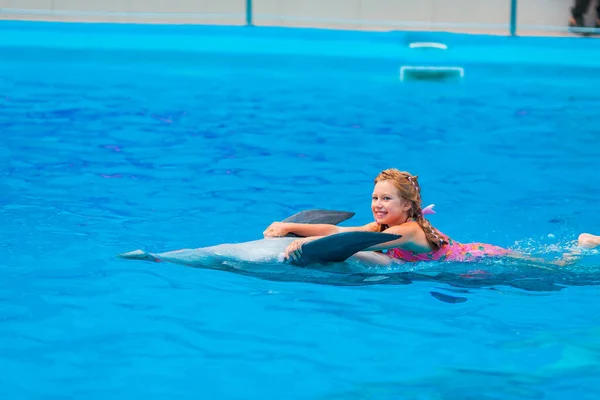 Gelukkig Meisje Zwemmen Met Dolfijnen Dolfinarium Zwemmen Zwemmen Communiceren Met — Stockfoto