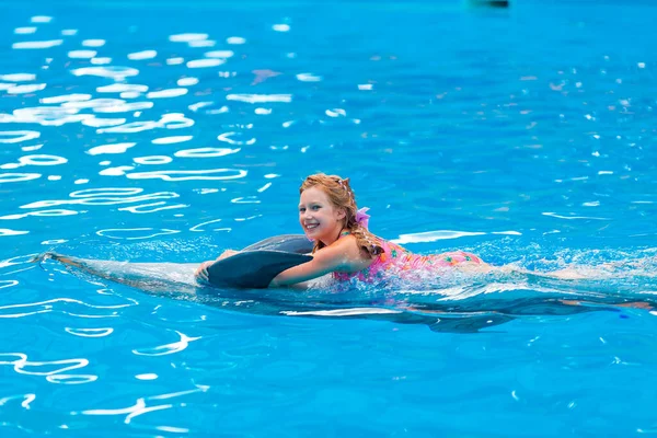 Gelukkig Meisje Zwemmen Met Dolfijnen Dolfinarium Zwemmen Zwemmen Communiceren Met — Stockfoto