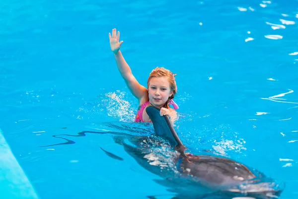 Niña Feliz Nadando Con Delfines Delfinario Natación Baño Comunicación Con — Foto de Stock