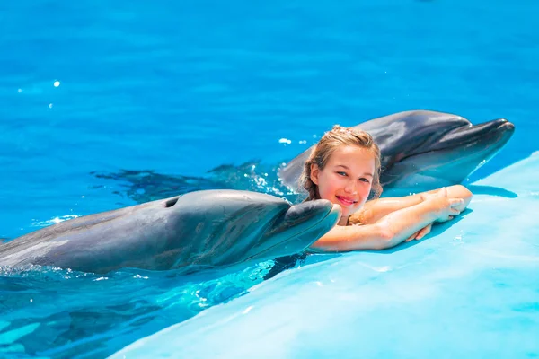 Niña Feliz Nadando Con Delfines Delfinario Natación Baño Comunicación Con — Foto de Stock