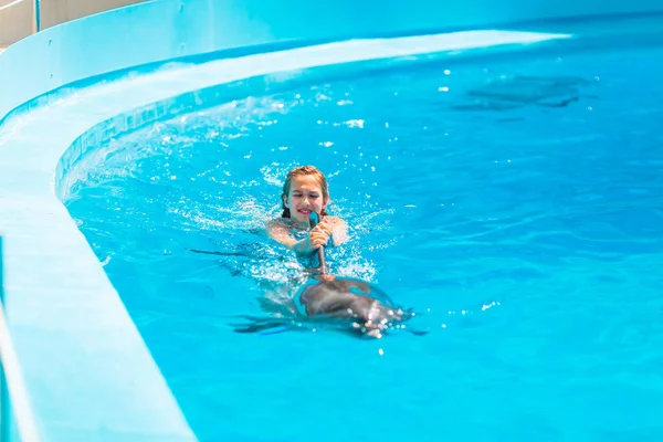 Gelukkig Meisje Zwemmen Met Dolfijnen Dolfinarium Zwemmen Zwemmen Communiceren Met — Stockfoto