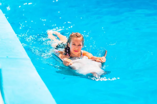 Счастливая Маленькая Девочка Плавает Дельфинами Дельфинарии Плавание Купание Общение Дельфинами — стоковое фото