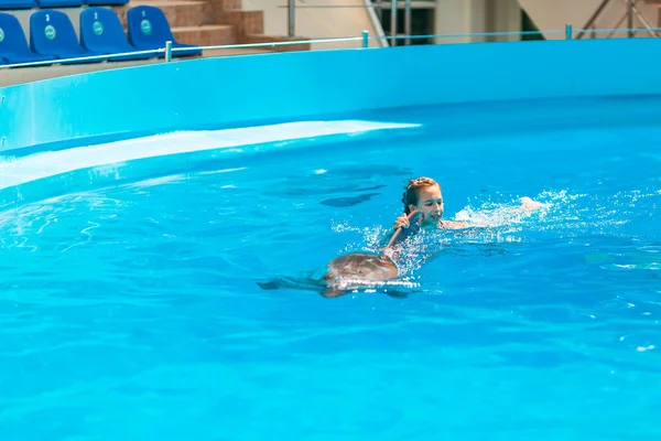 イルカと一緒に泳ぐ幸せな女の子 イルカとの水泳 コミュニケーション — ストック写真
