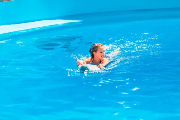 Niña Feliz Nadando Con Delfines Delfinario Natación Baño Comunicación Con — Foto de Stock