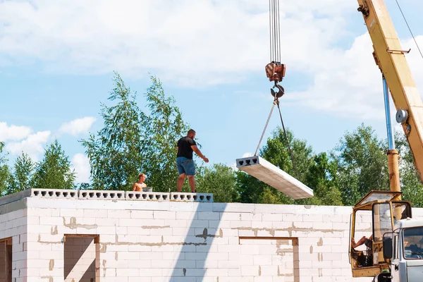 Будівельник Встановлює Панель Плит Бетонної Підлоги Будівельному Майданчику Другому Поверсі — стокове фото