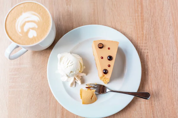 Pedazo Pastel Queso Caramelo Servido Con Helado Una Taza Café — Foto de Stock