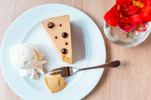 Trozo Delicioso Pastel Queso Caramelo Servido Con Helado Flores Sobre — Foto de Stock