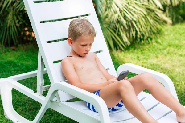 Junge Beim Spielen Telefon Gadget Abhängigkeitsstörung Problem Für Kinder Urlaub — Stockfoto