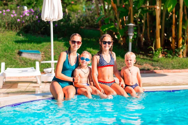 在游泳池里玩得开心的孩子们 在家庭暑假期间 孩子们在户外的海滨浴场玩耍 在假日给小孩子浇水和泼水 — 图库照片