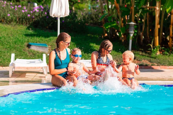 Mutlu Çocuklar Havuzda Eğleniyor Çocuklar Yaz Tatili Boyunca Açık Deniz — Stok fotoğraf
