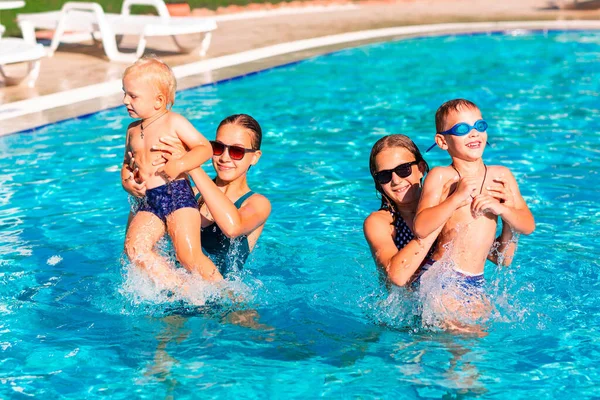 Mutlu Çocuklar Havuzda Eğleniyor Çocuklar Yaz Tatili Boyunca Açık Deniz — Stok fotoğraf
