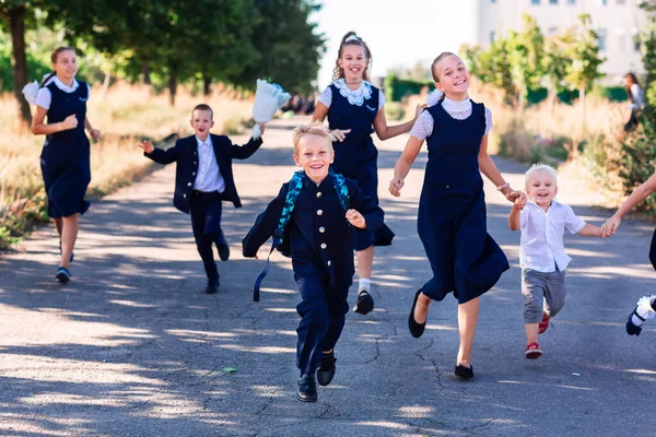 Glada Skolbarn Som Springer Till Skolan Tillbaka Till Skolkonceptet — Stockfoto