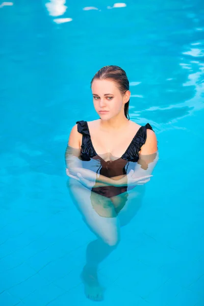 Havuzda Siyah Mayolu Güzel Bir Kız Poz Veriyor — Stok fotoğraf
