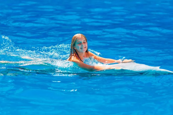 Niña Feliz Nadando Con Delfines Delfinario Natación Baño Comunicación Con —  Fotos de Stock