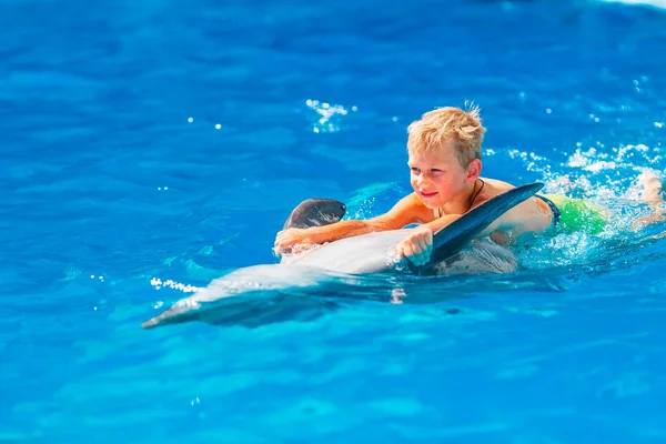 Feliz Niño Nadando Con Delfines Delfinario Natación Baño Comunicación Con —  Fotos de Stock