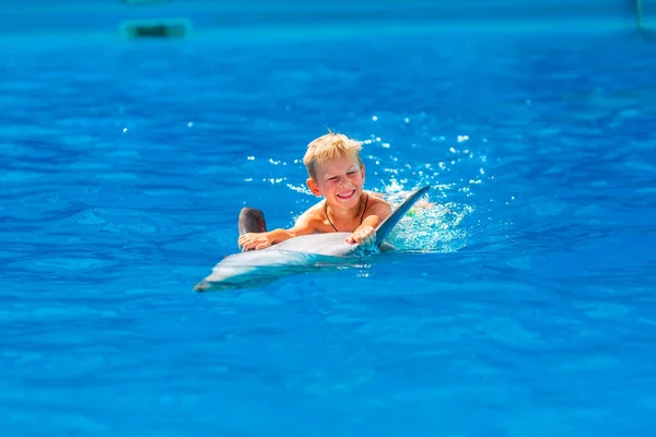 Glücklicher Kleiner Junge Der Mit Delfinen Delfinarium Schwimmt Schwimmen Baden — Stockfoto
