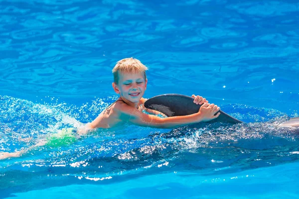 Feliz Niño Nadando Con Delfines Delfinario Natación Baño Comunicación Con —  Fotos de Stock