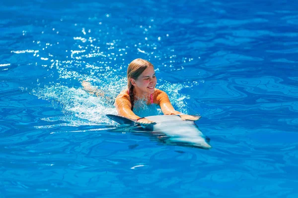 Szczęśliwa Dziewczynka Pływająca Delfinami Delfinarium Pływanie Kąpiel Komunikacja Delfinami — Zdjęcie stockowe