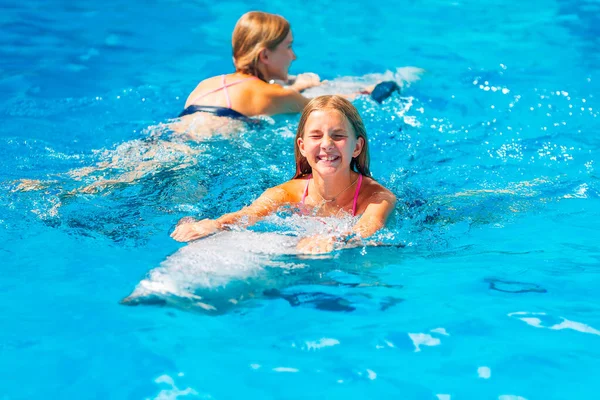 Niña Feliz Nadando Con Delfines Delfinario Natación Baño Comunicación Con —  Fotos de Stock