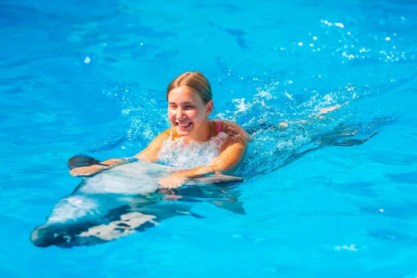 Menina Feliz Nadando Com Golfinhos Dolphinarium Natação Banho Comunicação Com — Fotografia de Stock