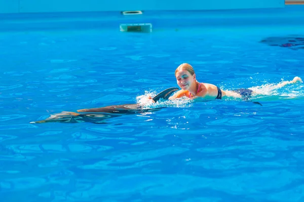 Niña Feliz Nadando Con Delfines Delfinario Natación Baño Comunicación Con —  Fotos de Stock