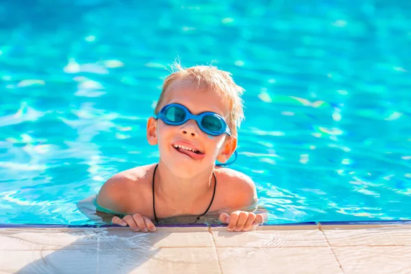 かわいいです幸せな男の子でゴーグル水泳とシュノーケリングでザスイミングプール — ストック写真