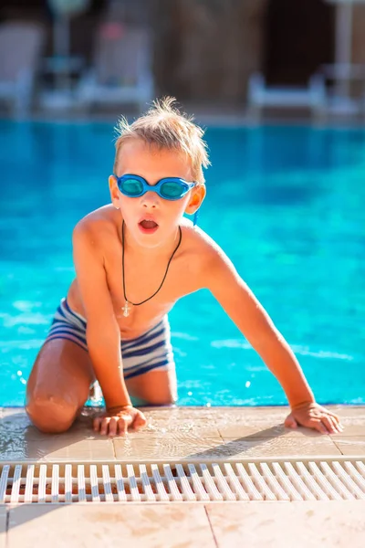 Lindo Niño Feliz Con Gafas Nadando Buceando Piscina — Foto de Stock