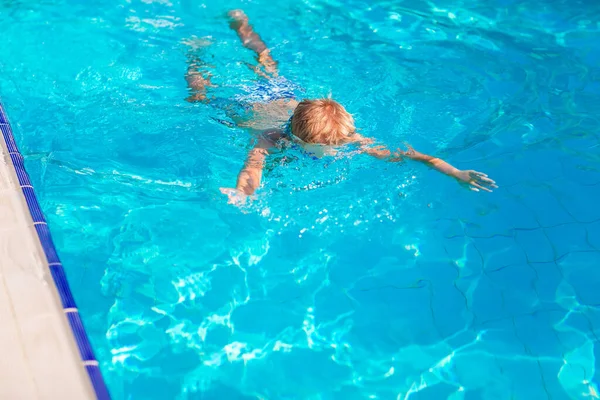 Yüzme Havuzunda Yüzen Yüzen Gözlüklü Şirin Mutlu Küçük Bir Çocuk — Stok fotoğraf