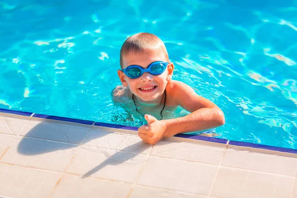 Yüzme Havuzunda Yüzen Yüzen Gözlüklü Şirin Mutlu Küçük Bir Çocuk — Stok fotoğraf