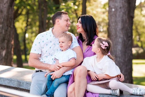 Familia Joven Feliz Con Dos Niños Caminando Parque Concepto Crianza —  Fotos de Stock